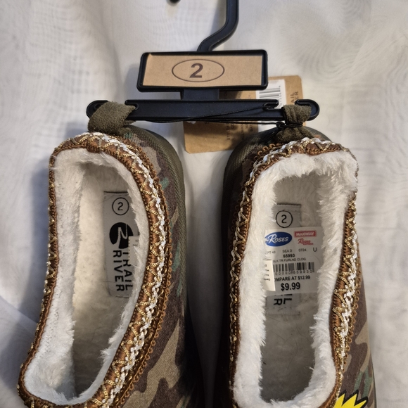 NWT River Trail Fleece Lined Camouflage Slippers with Emoji Patches - Picture 2 of 7